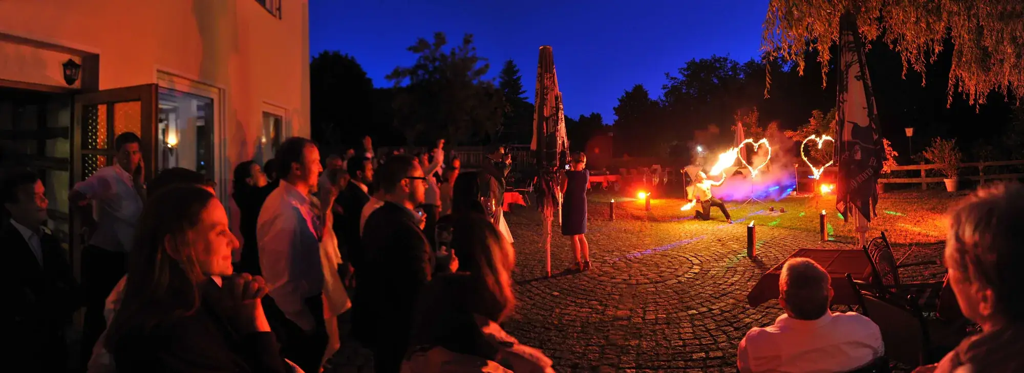 Feuershow vor Publikum bei einer Veranstaltung