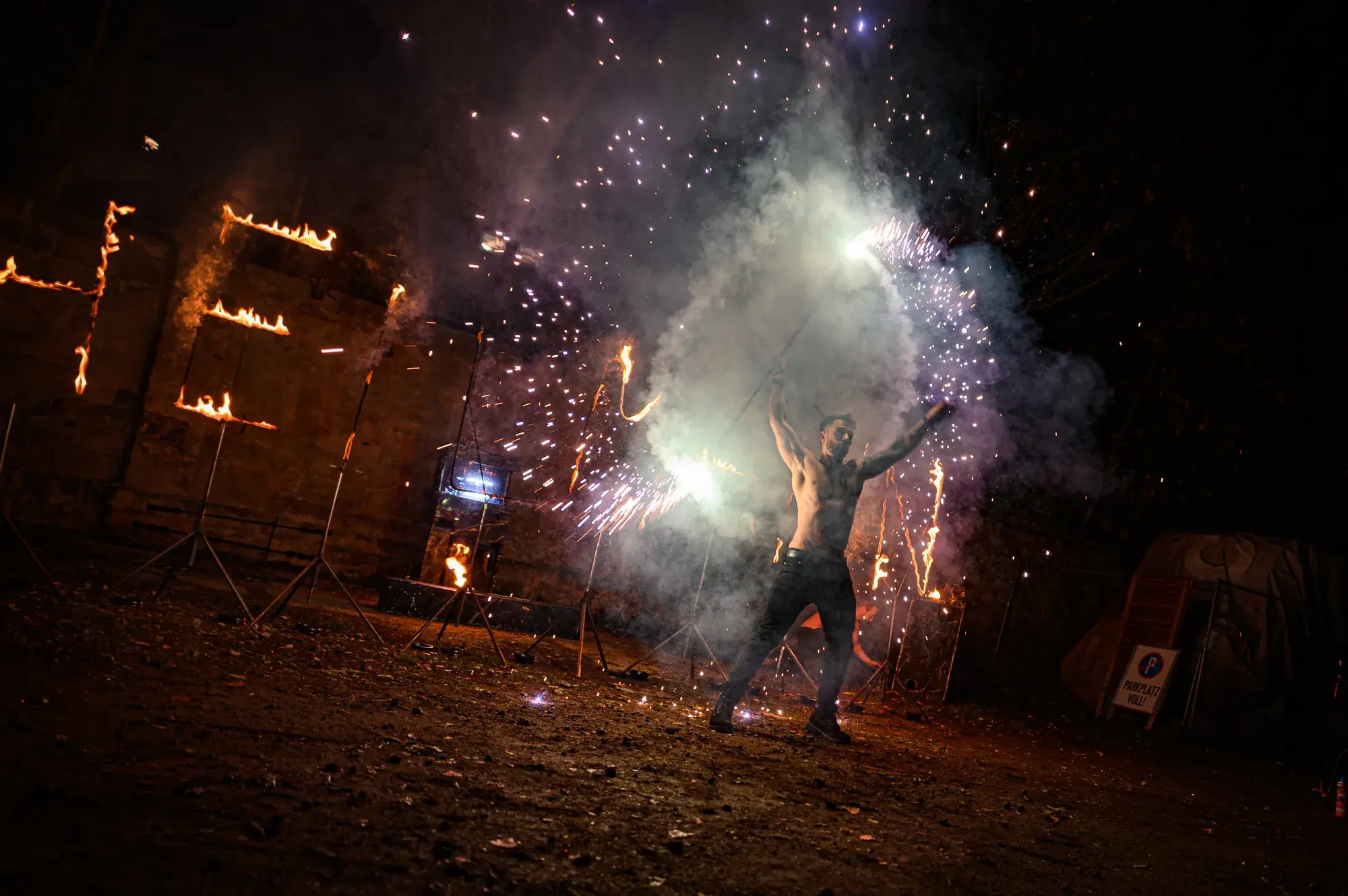 Feuershow mit Funkeneffekten, Licht und Nebel