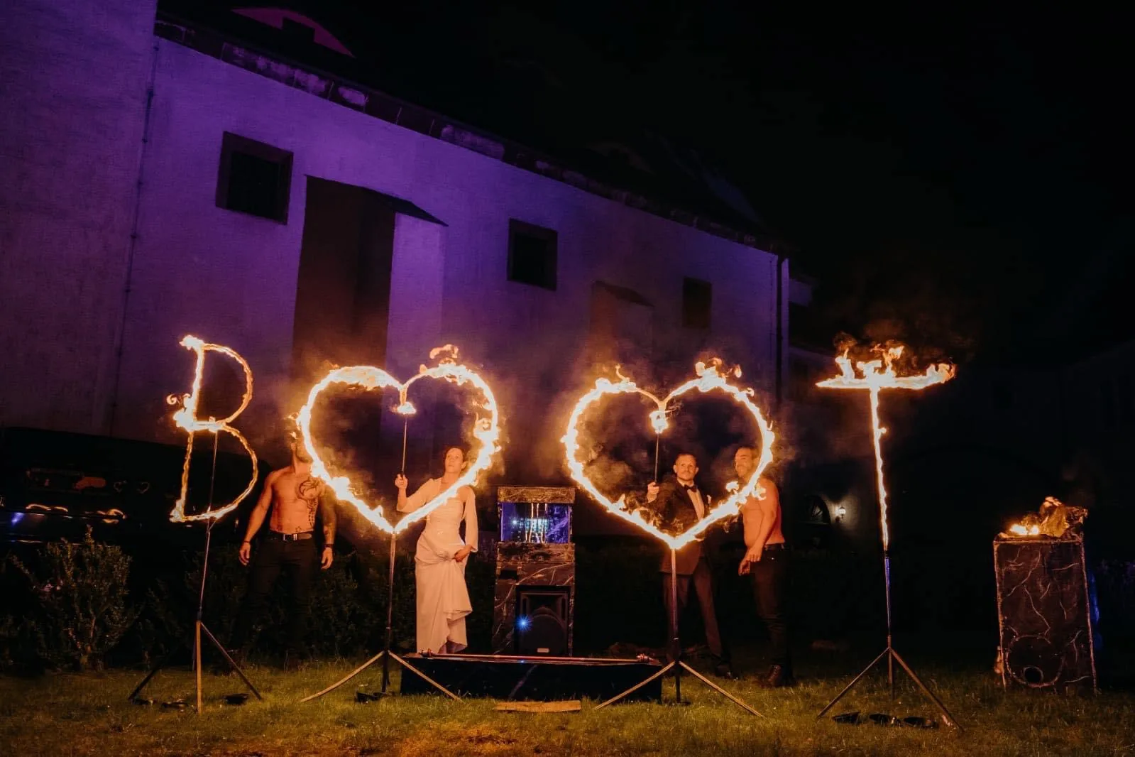 Brennende Herzen und individuelle Initialen bei einer Hochzeit
