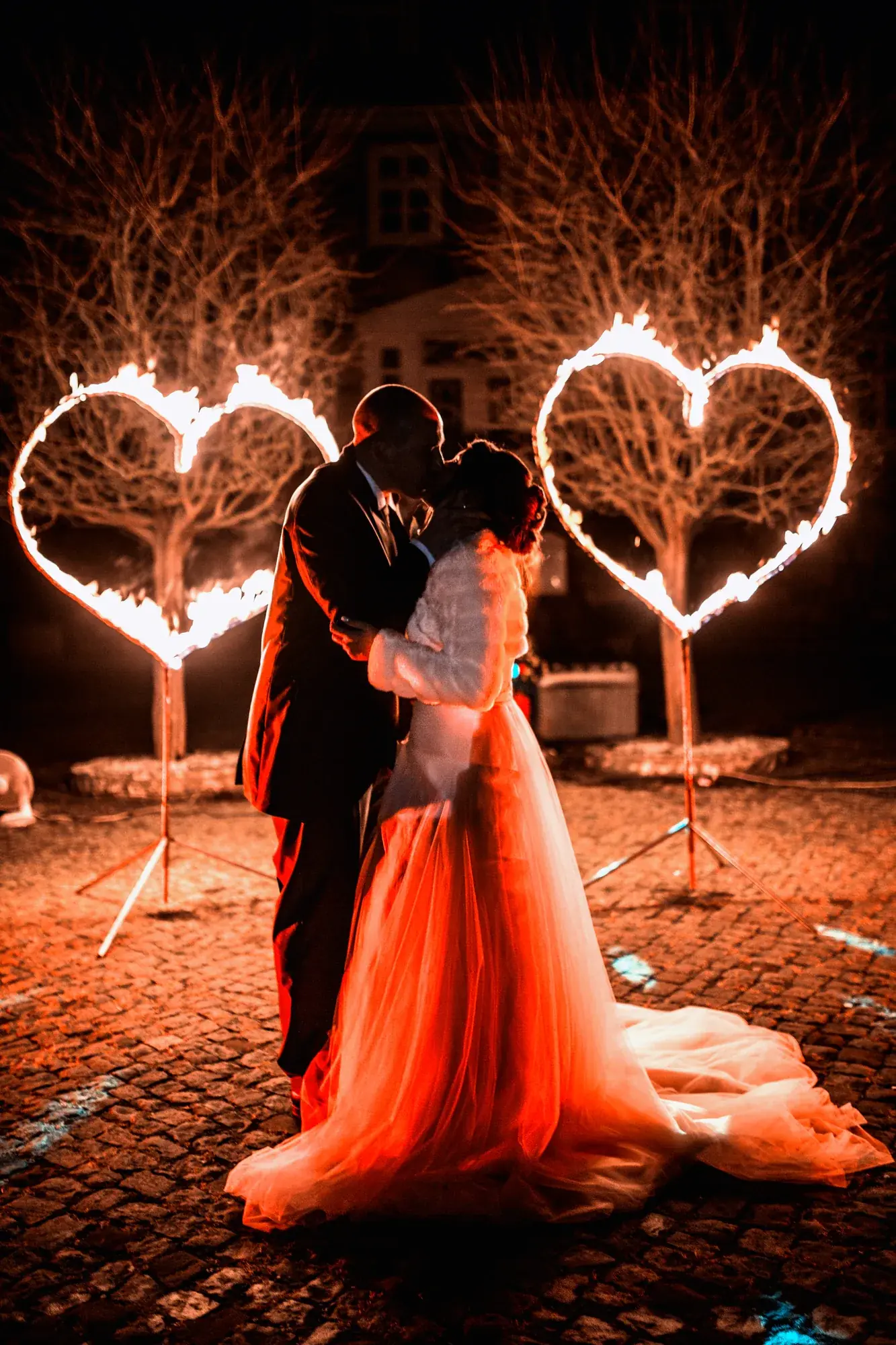 Hochzeitspaar zwischen zwei brennenden Herzen
