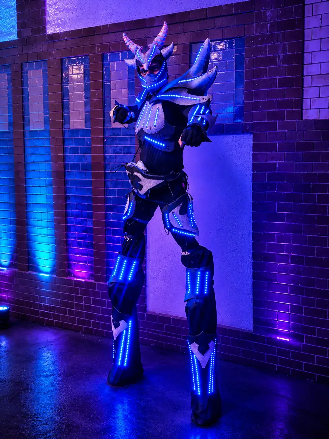 Blau leuchtender futuristischer LED-Stelzenläufer