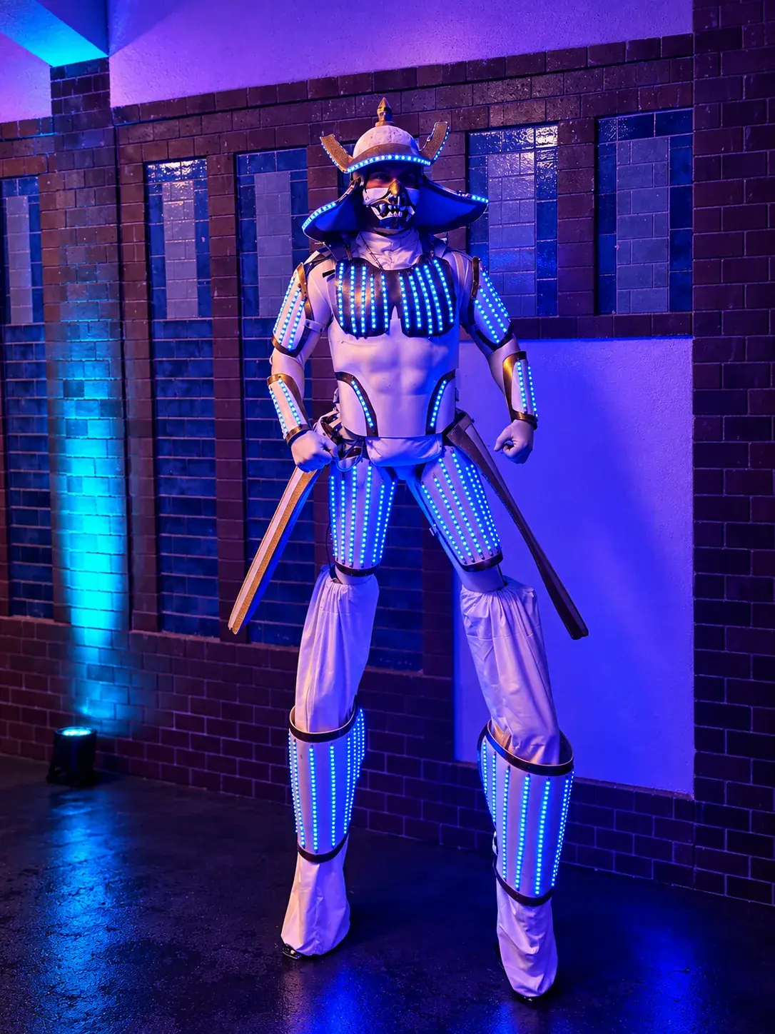 Heller LED-Stelzenläufer im futuristischen Samurai-Stil