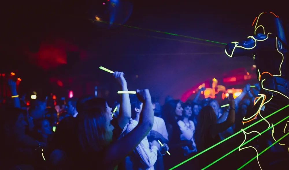 LED Walk Act mitten zwischen Gästen auf einer Tanzfläche