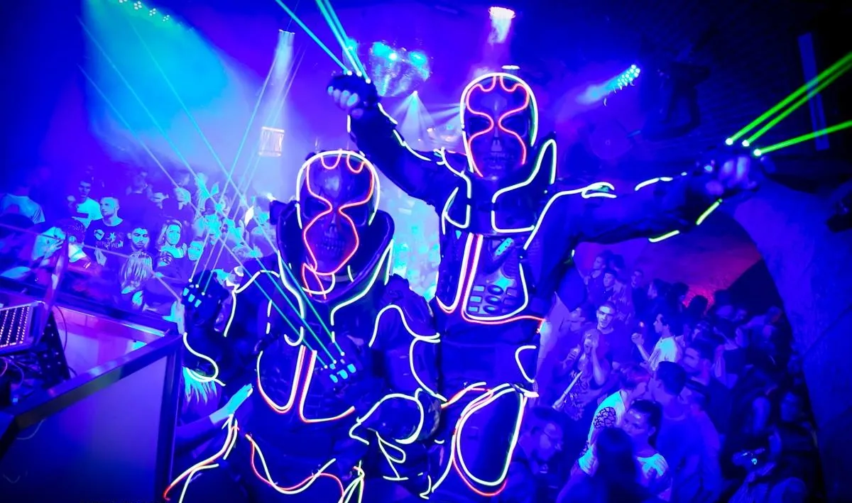 Zwei LED Walk Acts mit leuchtenden Kostümen in einer Club-Location