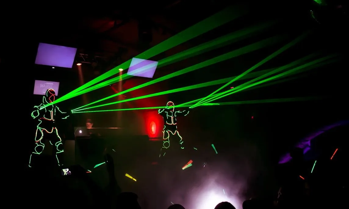 Zwei LED Walk Acts mit weit in den Raum strahlenden Lasern