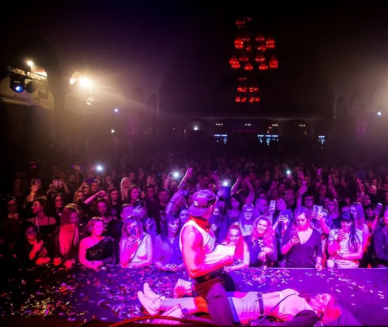 Stripshow bei einer Ladies Night: Performer auf der Bühne vor jubelndem Publikum