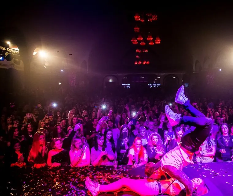 Stripshow-Highlight auf der Clubbühne vor begeistertem Publikum