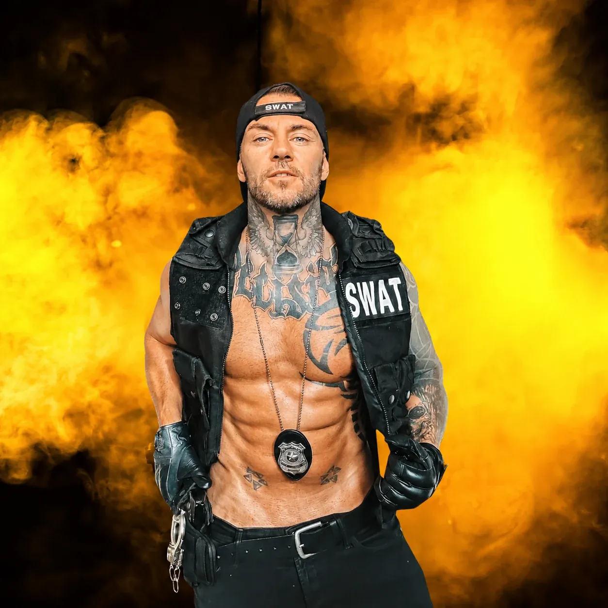 Stripshow-Performer in taktischem SWAT-Outfit vor Rauchkulisse