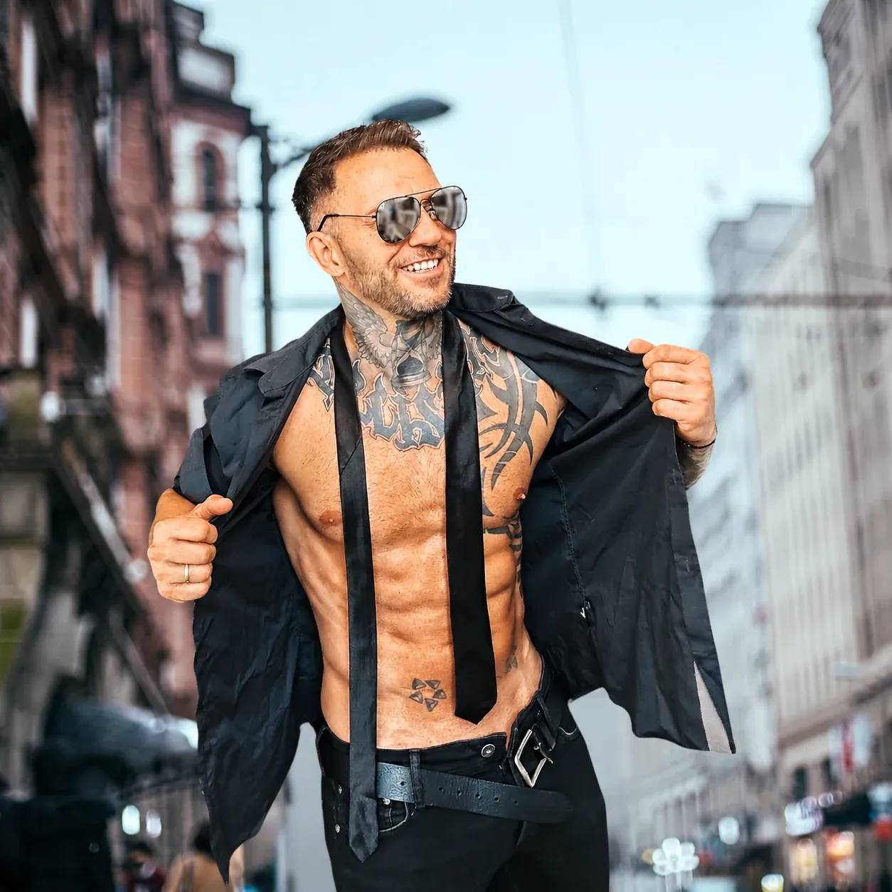 Stripshow-Performer mit Hemd und Krawatte für Firmenveranstaltungen