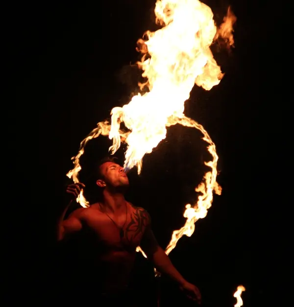 Feuerspucker formt eine Flamme in Herzform