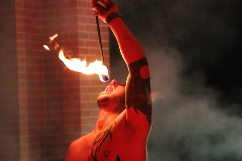 Feuerschlucken bei einer Show